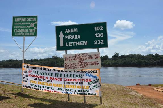 Propaganda dos festejos na cidade de Lethem, na fronteira de Guiana e Brasil. Muita poeira e barro pela frente...